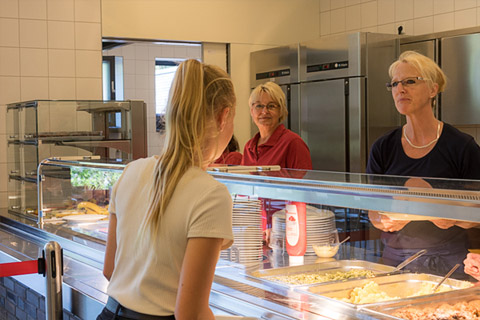 Mittagsverpflegung in der schuleigenen Mensa